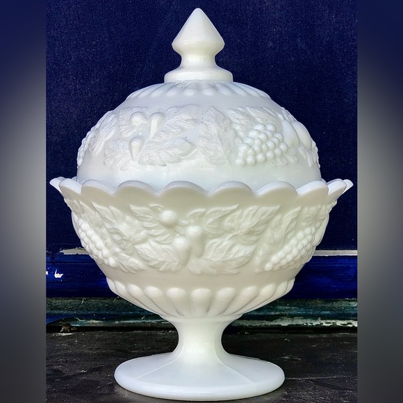 Mid Century Vintage Westmoreland Finial Lidded Fruit Embossed Candy Dish - Picture 6 of 12